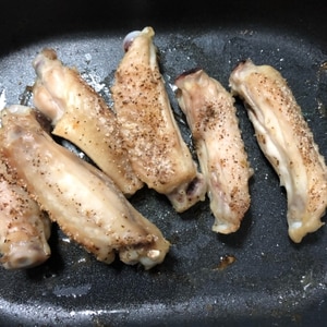 魚焼きグリルでかりっとジューシー！鶏手羽先の塩焼き